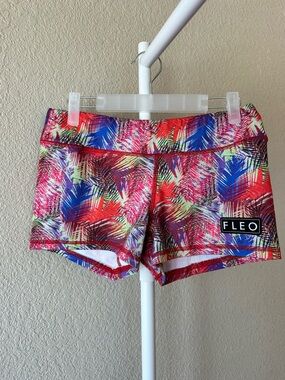 FLEO red multicolor tropical palm shirts size medium in EUC